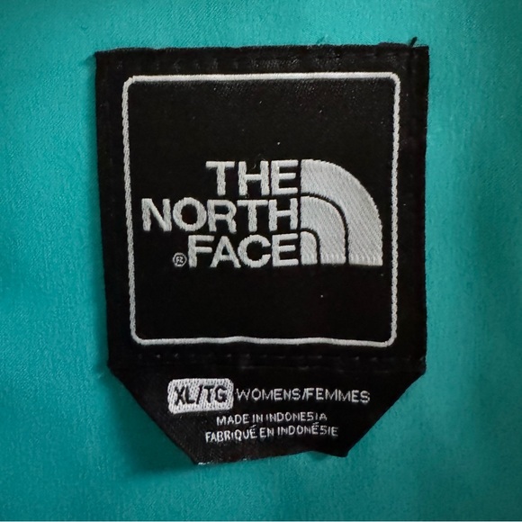 The North Face Women’s Winter Jacket with detachable hood - Picture 3 of 3